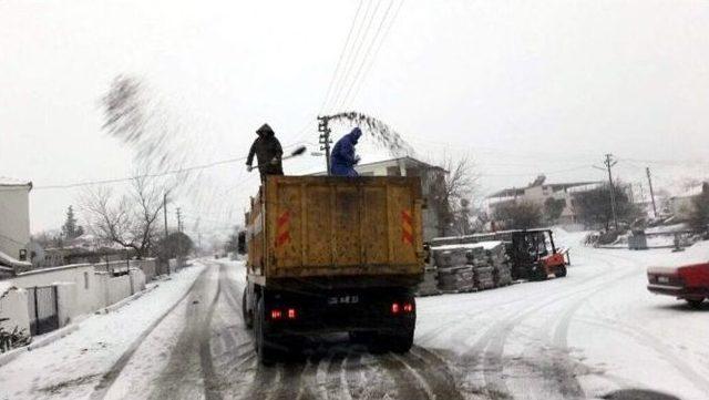 Aliağa’da Kar Yağışı Devam Ediyor