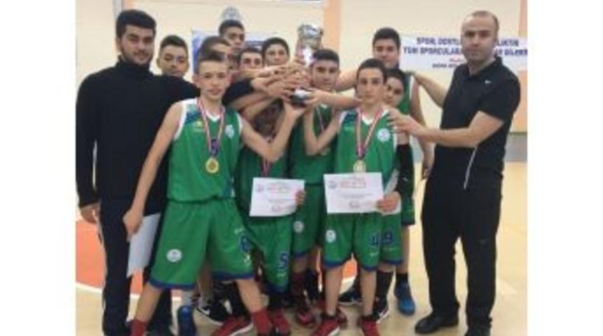 Rize Merkez Atatürk İlköğretim Okulu Basketbol Anadolu Ligi’nde İki Başarı Birden Elde Etti