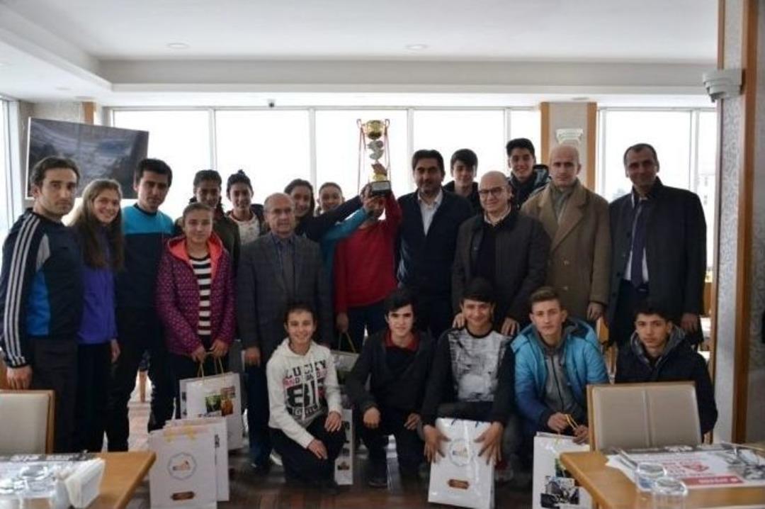 Gediz&rsquo;de Başarılı Sporcular Spor Ayakkabısı İle &Ouml;d&uuml;llendirildi