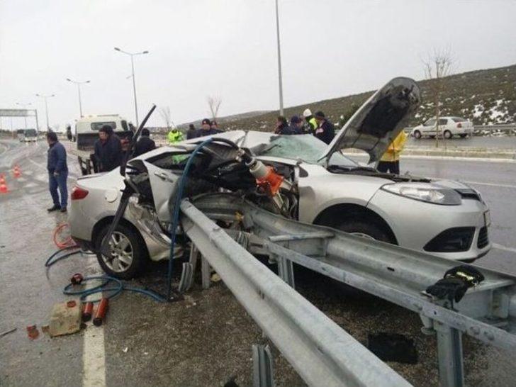 Kontrolden çıkan otomobile bariyer saplandı: 1 ağır yaralı 58