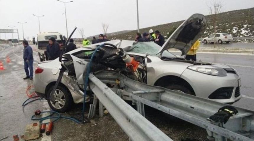 Bariyer, Kontrolden &Ccedil;ıkan Otomobile Saplandı