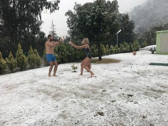 İzmir’de 13 Yıl Sonra Kar Altında Havuz Keyfi