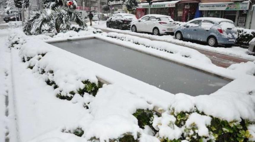Manisalılar Beyaz &Ouml;rt&uuml;n&uuml;n Keyfini S&uuml;rd&uuml; (3)