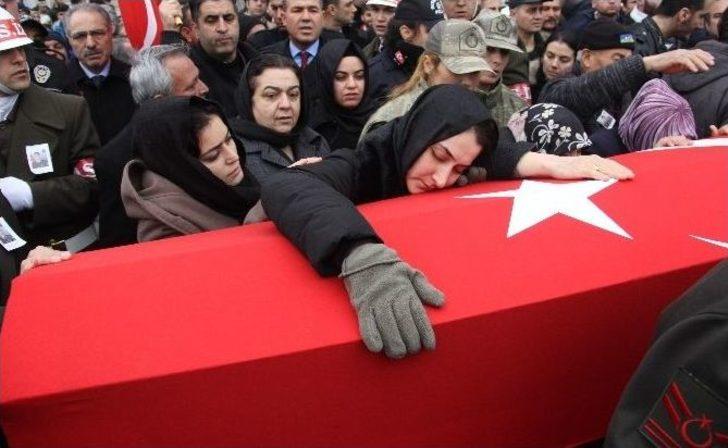Kadın Astsubay Şehit Eşini Öperek Uğurladı G1