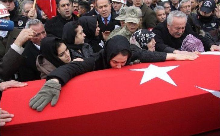 Kadın Astsubay Şehit Eşini Öperek Uğurladı G2