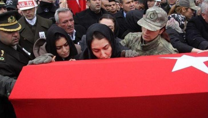 Kadın Astsubay Şehit Eşini Öperek Uğurladı G3