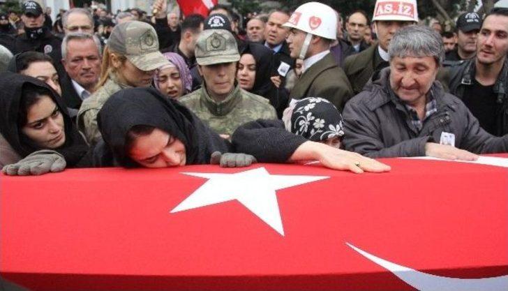 Kadın Astsubay Şehit Eşini Öperek Uğurladı G4