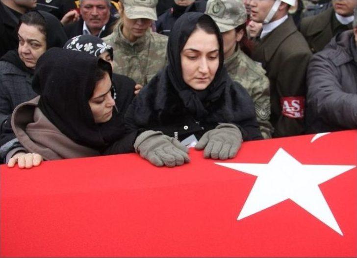 Kadın Astsubay Şehit Eşini Öperek Uğurladı G5