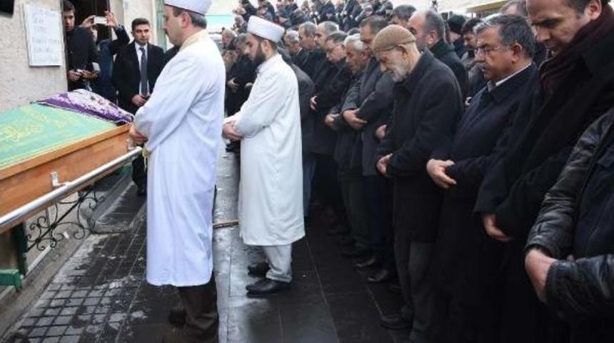 Bakan İsmet Yılmaz Yengesinin Cenazesine Katıldı