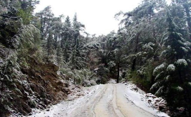 Antalya'da Kar Nedeniyle Yollar Kapandı (3)