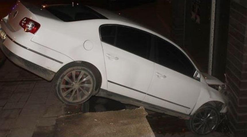 El Freni &Ccedil;ekilmeyen Otomobil Binaya &Ccedil;arptı: 1 Yaralı