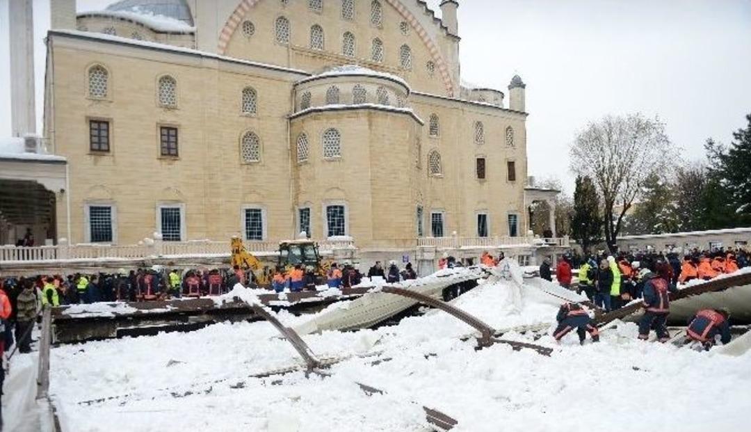 Atak&ouml;y&rsquo;de Cenaze Namazı Sırasında Tente &Ccedil;&ouml;kt&uuml;