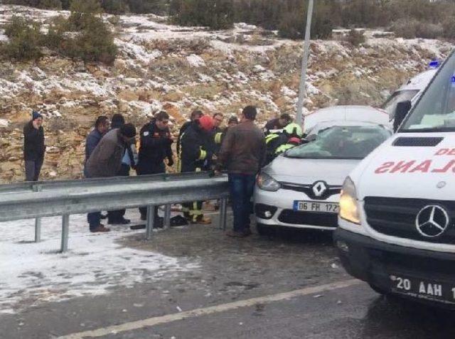 Denizli'de Otomobil Bariyerlere Çarptı: 1 Ölü, 2 Yaralı