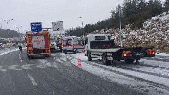 Denizli'de Otomobil Bariyerlere Çarptı: 1 Ölü, 2 Yaralı