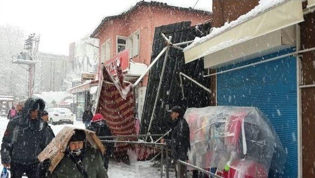 Kar İş Yerlerinin Tentelerini Yıktı