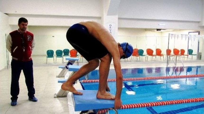 (&ouml;zel Haber) D&uuml;nya &Uuml;&ccedil;&uuml;nc&uuml;s&uuml; Olan Milli Y&uuml;z&uuml;c&uuml; G&ouml;z&uuml;n&uuml; Altın Madalyaya Dikti