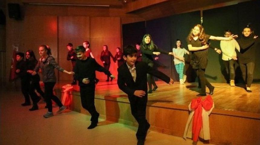 Sosyal Sorumluluk Projesi Kapsamında “resimli Osmanlı Tarihi” Adlı Oyunu Sahnelediler