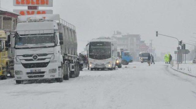 Denizli de Kış, Muğla Ve Antalya Yollarında Trafiği Felç Etti 1