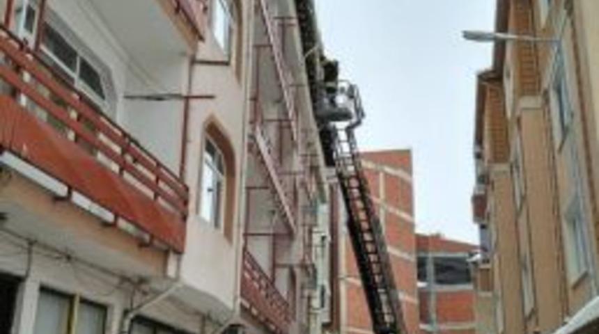 Hayrabolu&rsquo;da &Ccedil;atılardaki Buz Sarkıtları Temizlendi