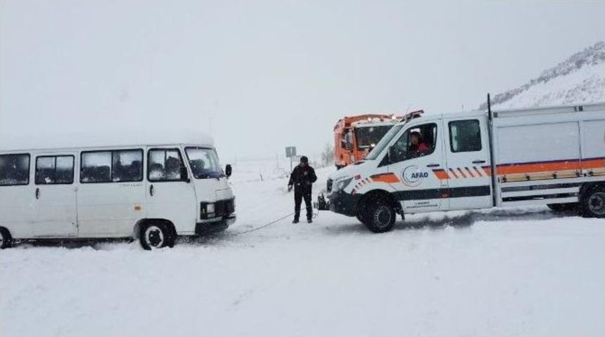 Kara Saplanan Okul Servisleri Kurtarıldı