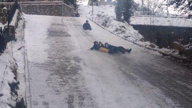 Kar Tatilinin Tadını Kayarak Çıkardılar