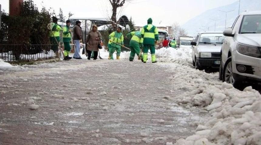 Bursa’da Şehir Merkezindeki Buzlar Temizlendi