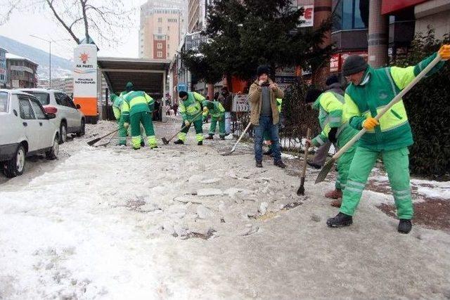 Bursa’da Şehir Merkezindeki Buzlar Temizlendi