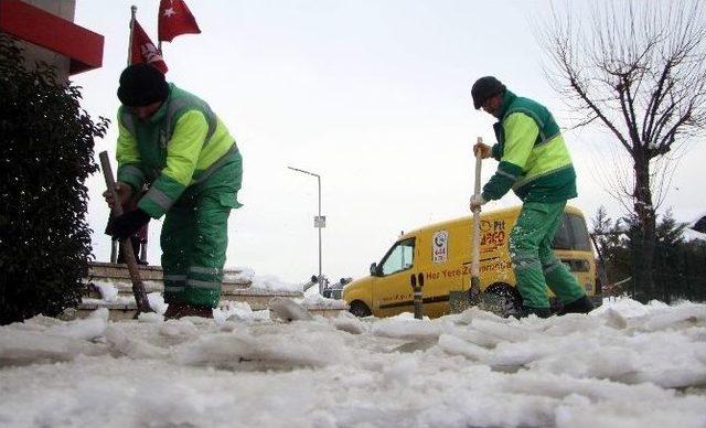 Bursa’da Şehir Merkezindeki Buzlar Temizlendi