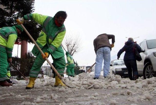 Bursa’da Şehir Merkezindeki Buzlar Temizlendi