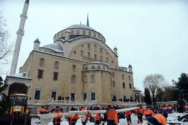 Ataköy’de Tentenin Altında Kalan 1 Kişi Hayatını Kaybetti