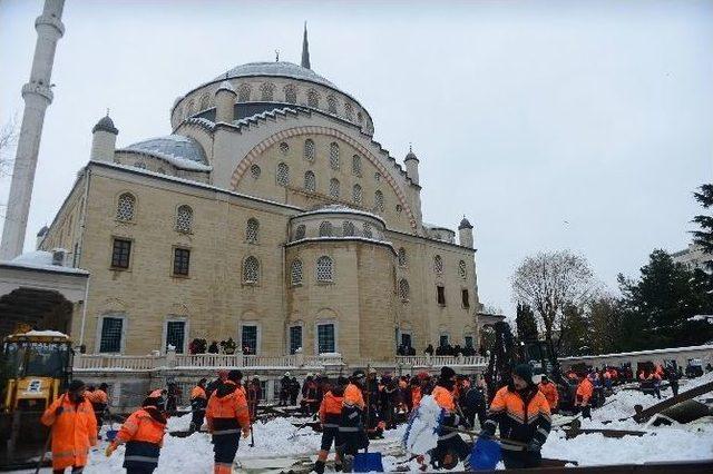 Ataköy’de Tentenin Altında Kalan 1 Kişi Hayatını Kaybetti