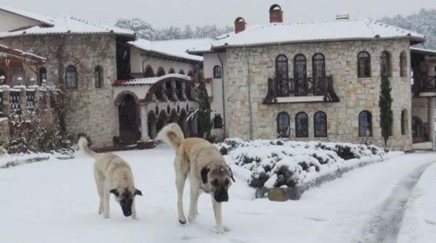 Kuşadası'nın Y&uuml;ksek Kesimleri Beyaza B&uuml;r&uuml;nd&uuml;