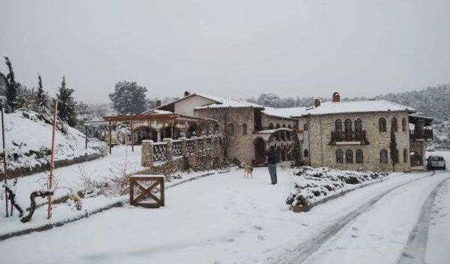 Kuşadası'nın Yüksek Kesimleri Beyaza Büründü