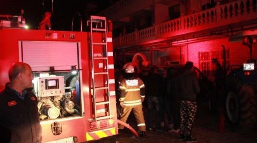 Yaşlı Kadın Evindeki Yangında &Ouml;ld&uuml;