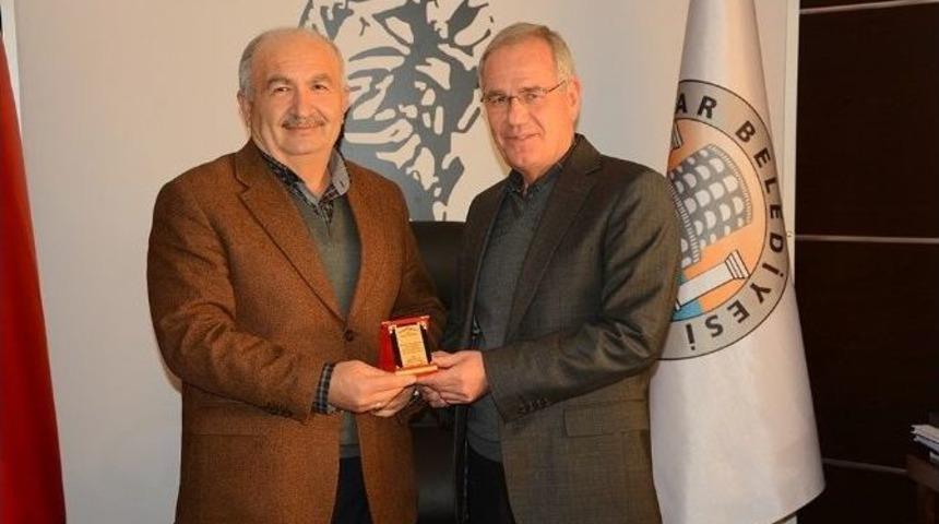 Başkan Acar&rsquo;a Eğitime Verdiği Katkıdan Dolayı Plaket Verildi