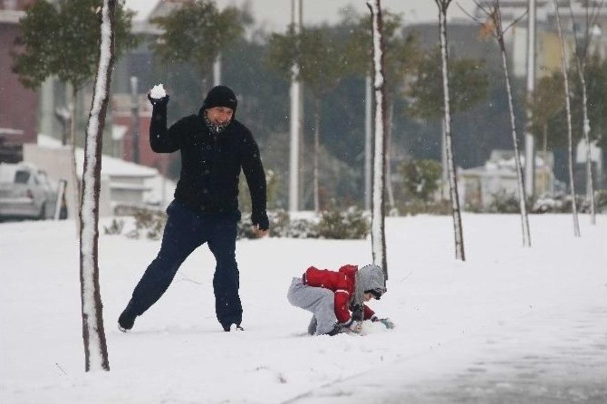 Bayraklı Beyaza B&uuml;r&uuml;nd&uuml;