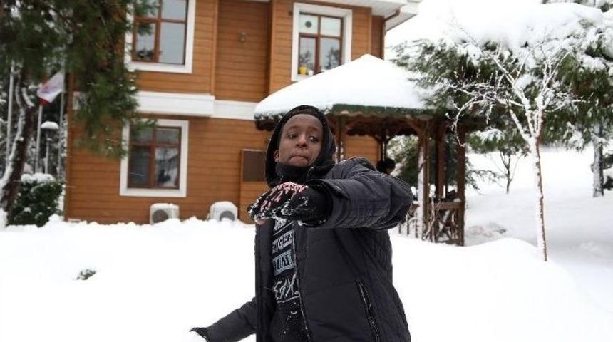 Afrikalı &Ccedil;ocuklar, Karı İlk Kez G&ouml;rmenin Heyecanını Yaşadılar