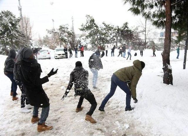 Afrikalı Çocuklar, Karı İlk Kez Görmenin Heyecanını Yaşadılar