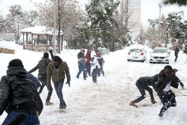 Afrikalı Çocuklar, Karı İlk Kez Görmenin Heyecanını Yaşadılar