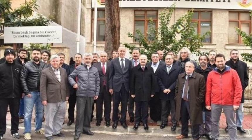 Vali &Ccedil;akacak, Gazetecileri Yalnız Bırakmadı