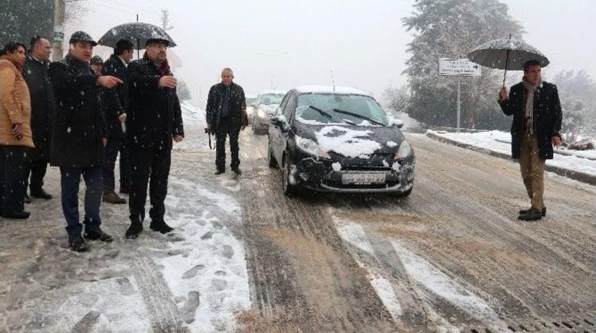 Bornova&rsquo;da Karla M&uuml;cadele Aralıksız S&uuml;r&uuml;yor
