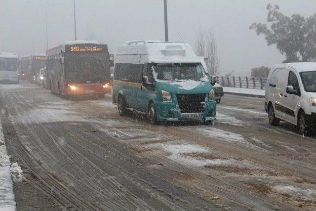 Bornova’da Karla Mücadele Aralıksız Sürüyor