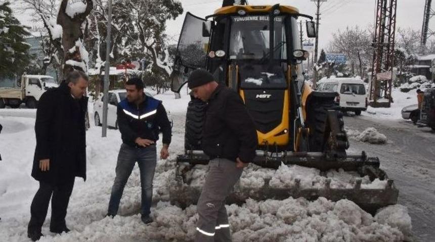 Karda Kalan Vatandaşların İmdadına Belediye Yetişti