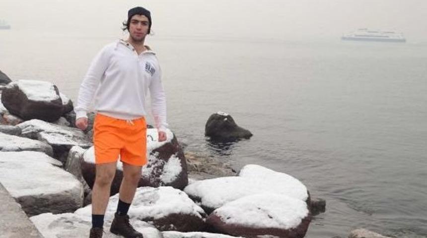 İzmir'de Karla Kaplı Sahilde Şortlu Gezinti