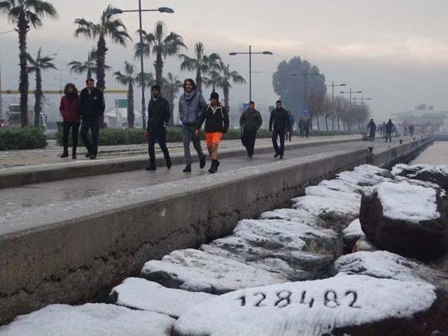 İzmir'de Karla Kaplı Sahilde Şortlu Gezinti