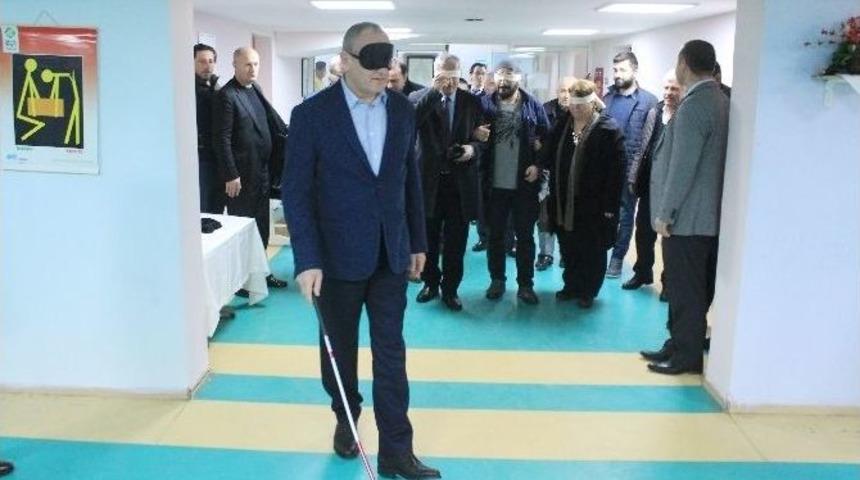 Başkan Ve Gazeteciler G&ouml;zlerini Kapatıp Y&uuml;r&uuml;d&uuml;, Yemek Yemeye &Ccedil;alıştı