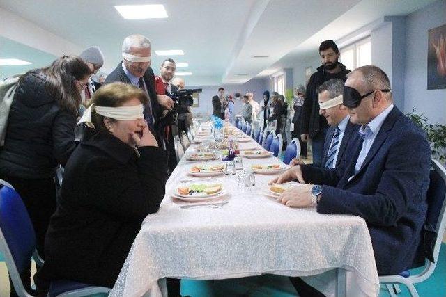 Başkan Ve Gazeteciler Gözlerini Kapatıp Yürüdü, Yemek Yemeye Çalıştı