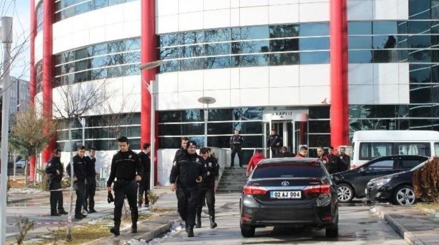 Adliye &Ouml;n&uuml;ndeki Ş&uuml;pheli Şahsın &Uuml;zerinden Silah &Ccedil;ıktı