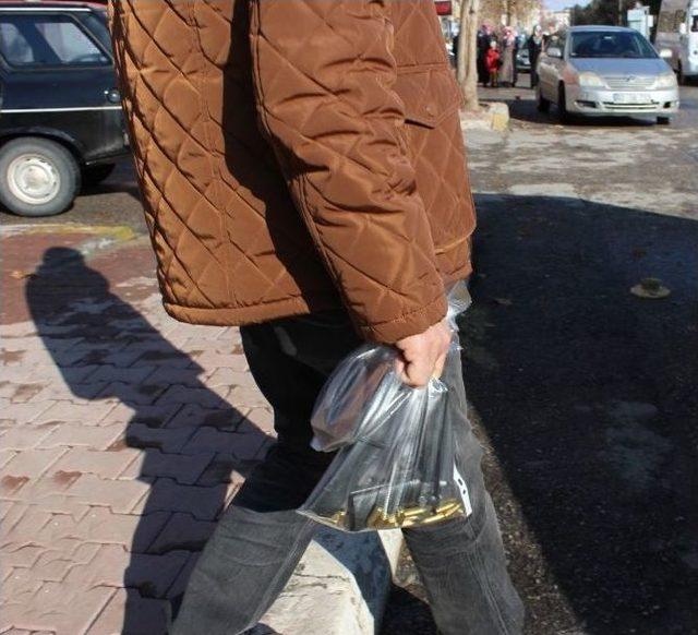 Adliye Önündeki Şüpheli Şahsın Üzerinden Silah Çıktı