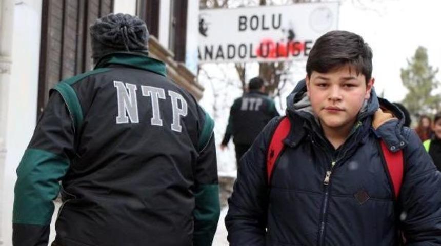 Lise &Ouml;n&uuml;nde Uyuşturucu Kontrol&uuml;